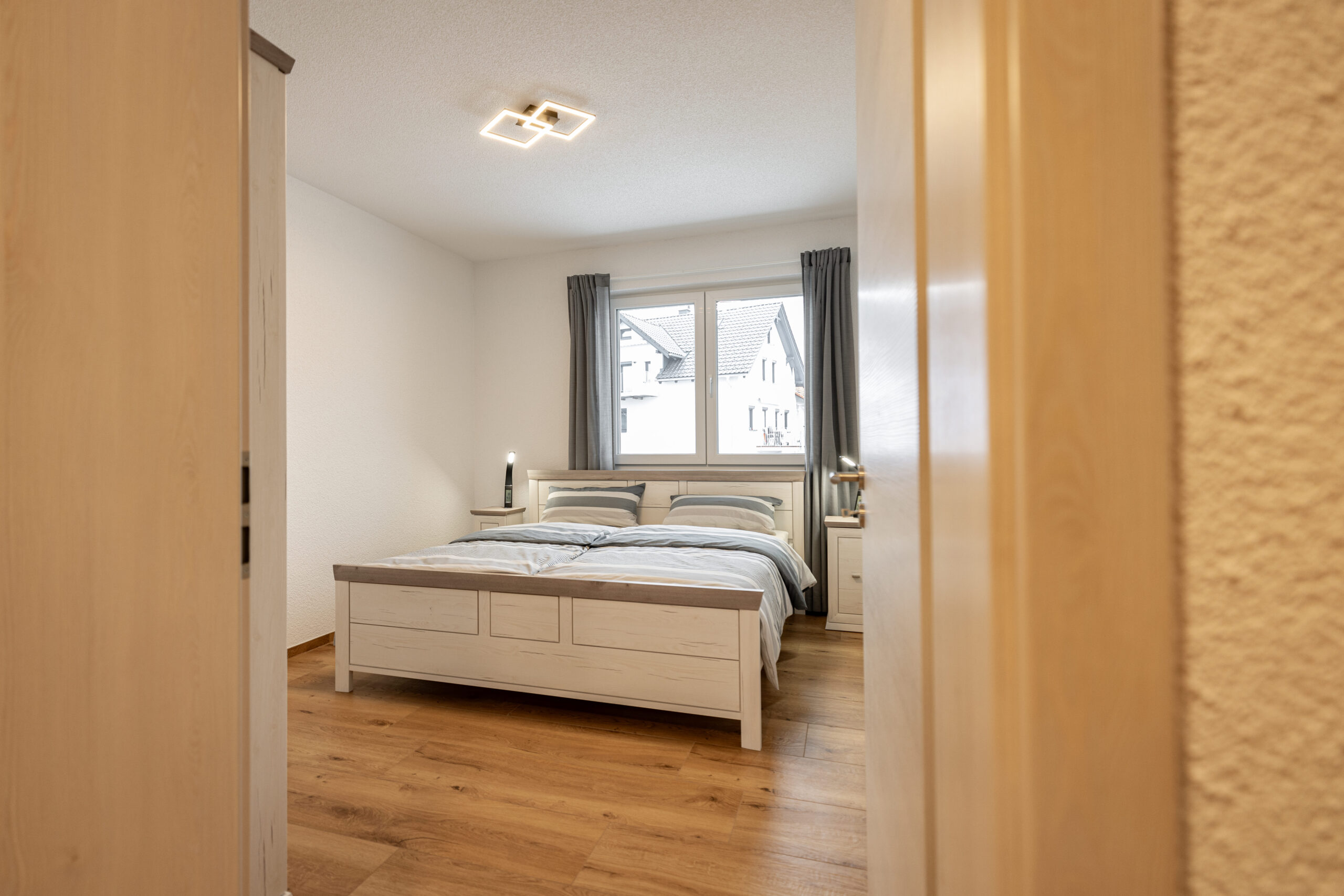 Das Schlafzimmer 1 der Ferienwohnung in Wangen im Allgäu ist gemütlich ausgestattet.