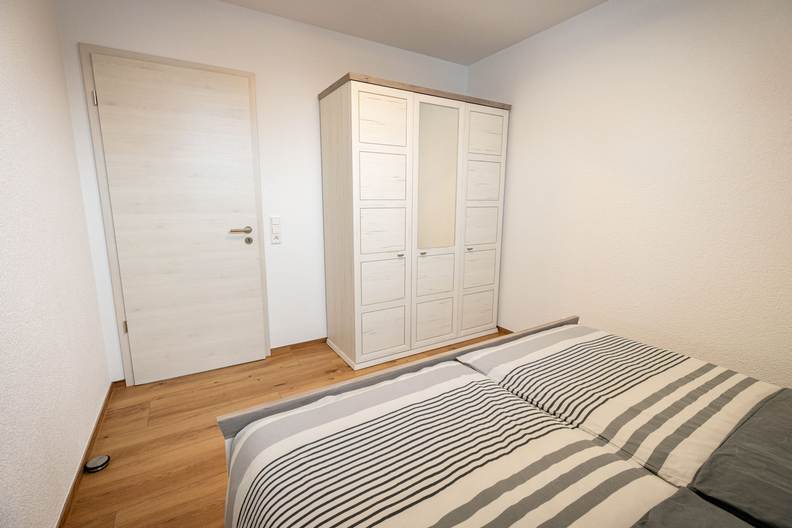 Das Schlafzimmer 1 der Ferienwohnung in Wangen im Allgäu ist gemütlich ausgestattet.