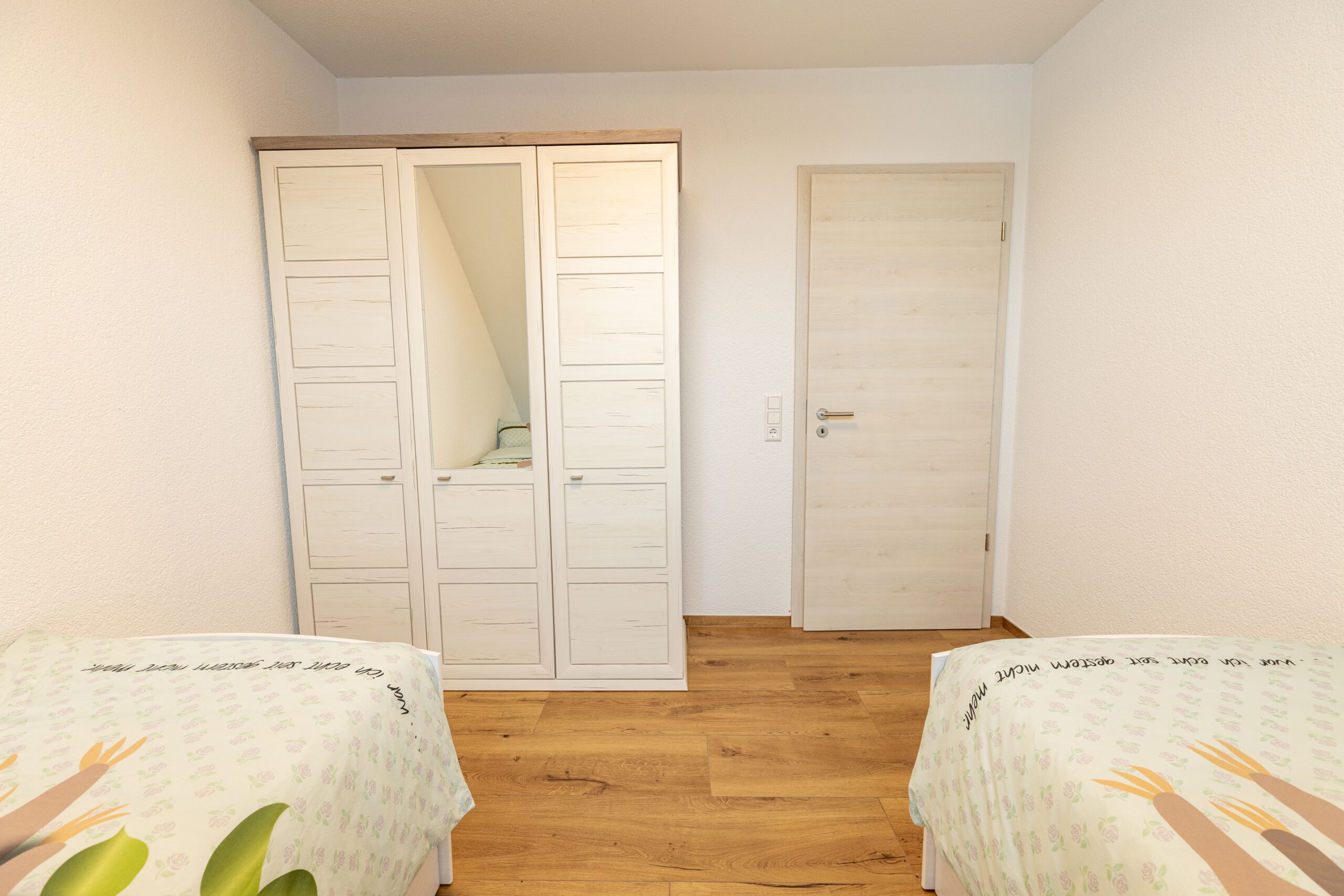 Das Schlafzimmer 2 der Ferienwohnung in Wangen im Allgäu ist mit zwei getrennten Betten gemütlich eingerichtet.